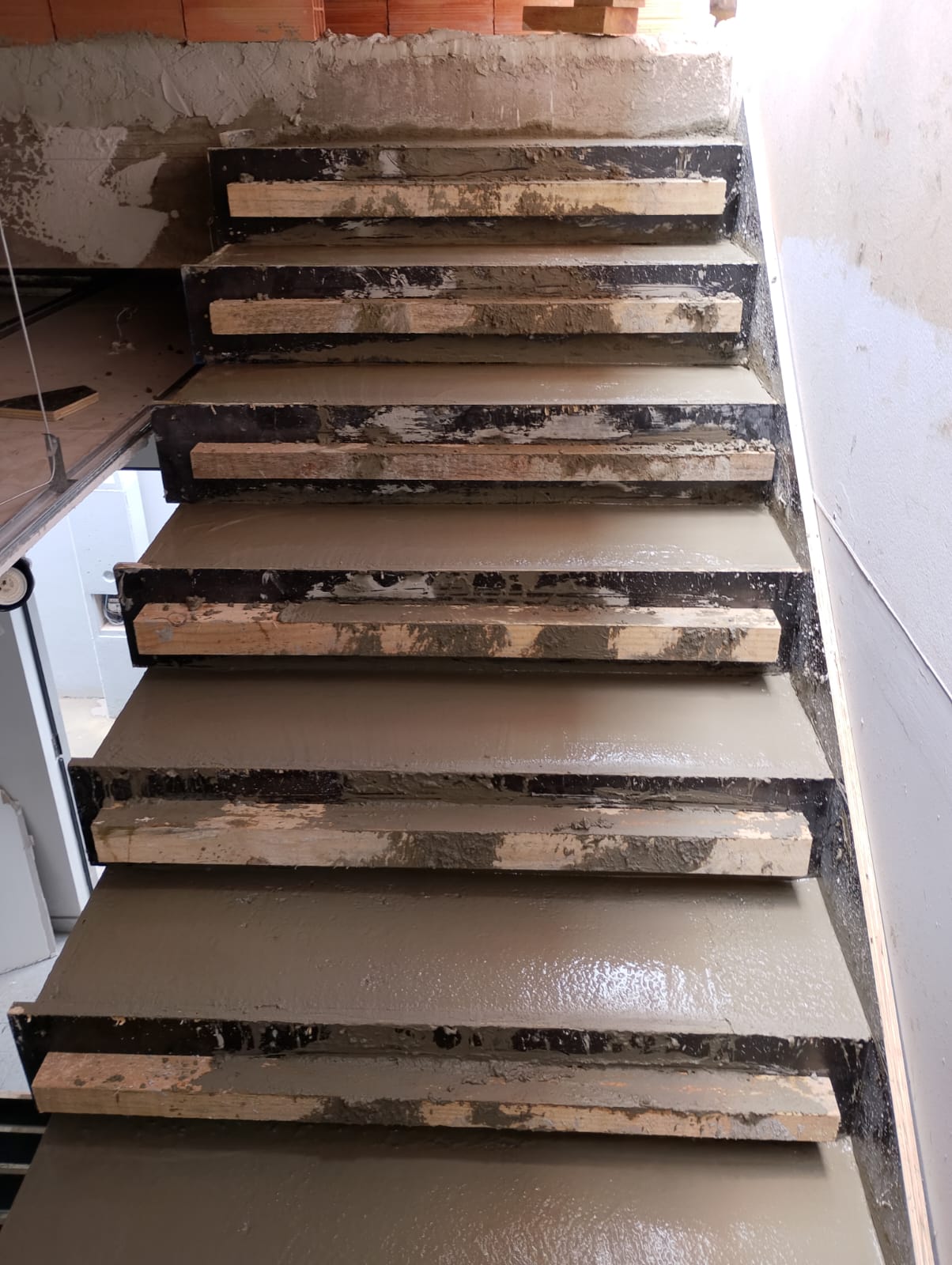 Escada de concreto em construção